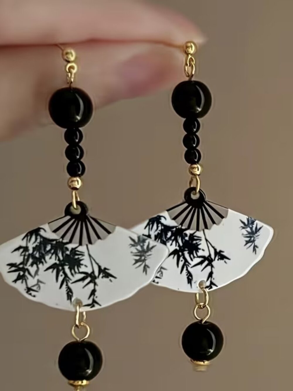 Chic Vintage-Inspired Chinese-Style Long Silvery Needle Ink Painting Fan-Shaped
